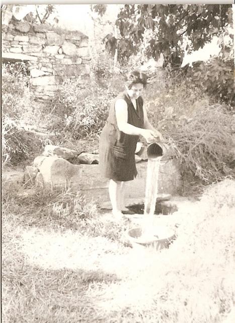 marcelina,sacando agua del pozo