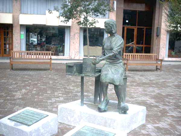 Monumento a la mujer conservera