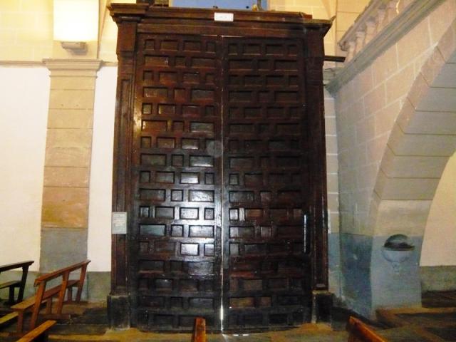 Puerta desde el Interior de la Iglesia de Caizal