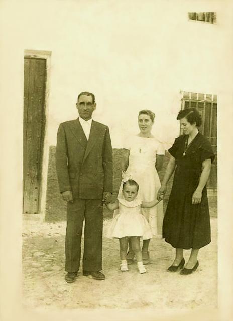 Bennar. Eusebio y Carmen con su hija y con...
