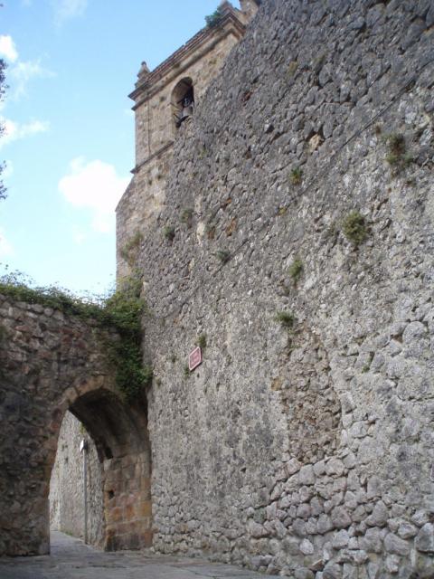 muralla y torre de la iglesia