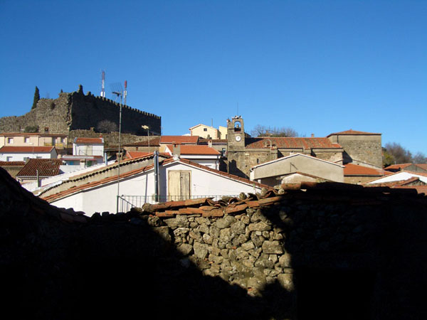 vista de la muralla y la iglesia