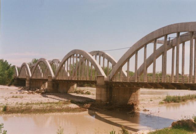 Preciosa vista del puente con sus 5 arcadas