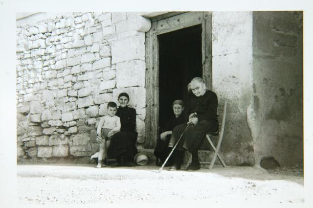 Las abuelas Benita, Victoriana, Ramona y Eduardo