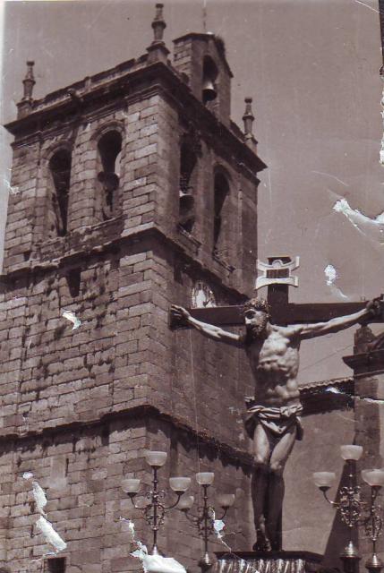 El Cristo sealando la torre de la catedral