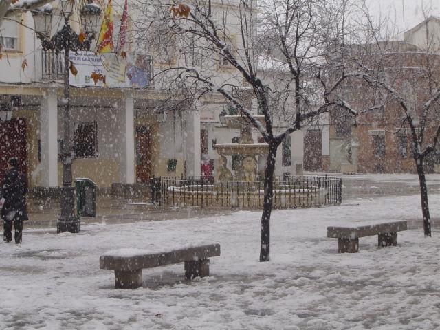 La plaza del pueblo bien nevada