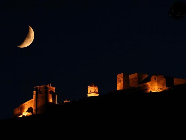 Una noche preciosa con la luna cerca del castillo