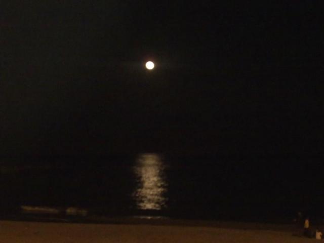  En la playa de la Barceloneta mirando a la Luna