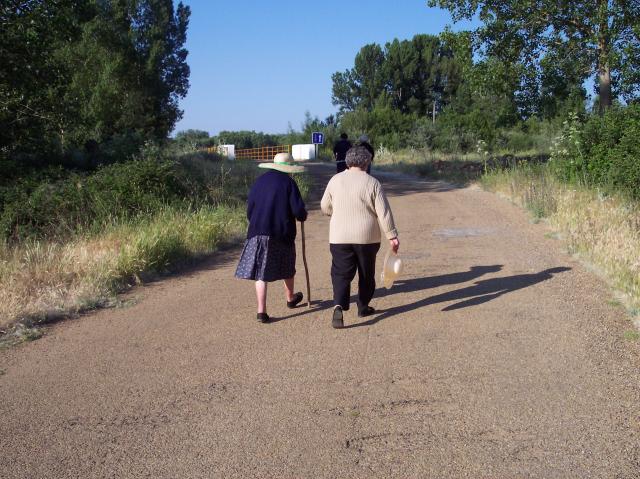 Mujeres paseando por las Nogales
