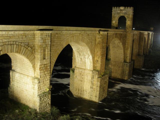 puente alcantara de noche dos