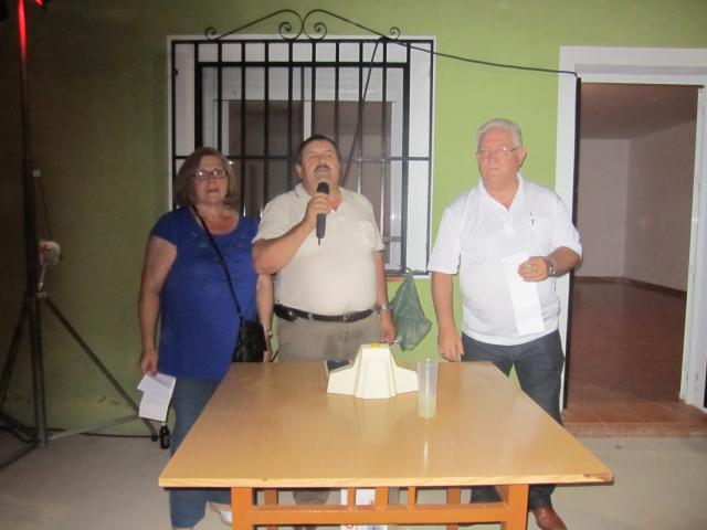 Carmina, Manuel y Gregorio, preparando el bingo