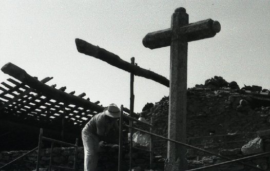 Obra de albailera a la sombra de la Cruz