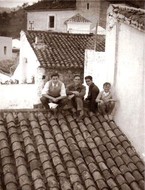 chicos en el tejado con la iglesia al fondo