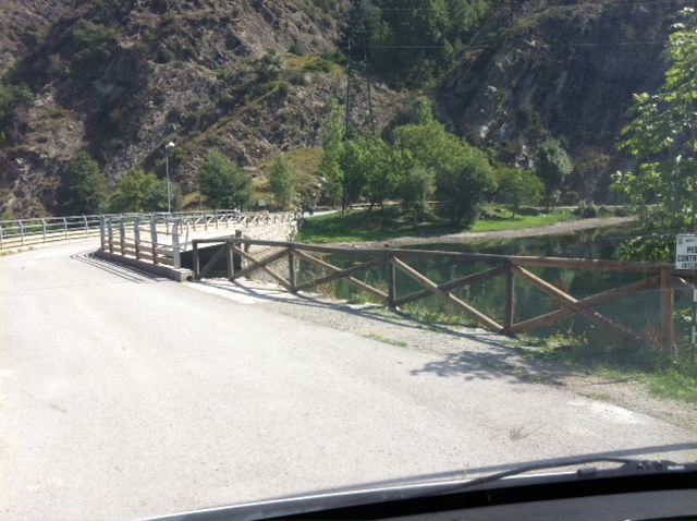 Puente de acceso a la carretera del pueblo