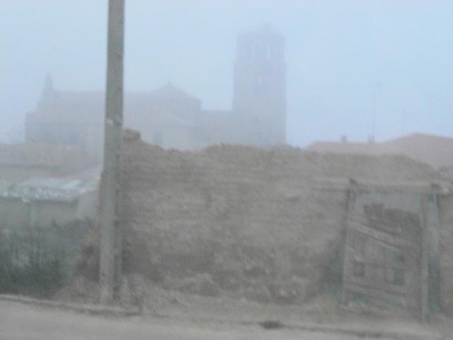 iglesia tras la niebla