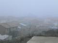 pueblo en niebla