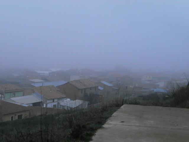 el pueblo en la niebla