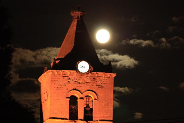 S' acucuta la luna en la torre.