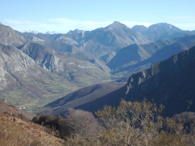 vista del valle de sobrecastiellu - Bezanes