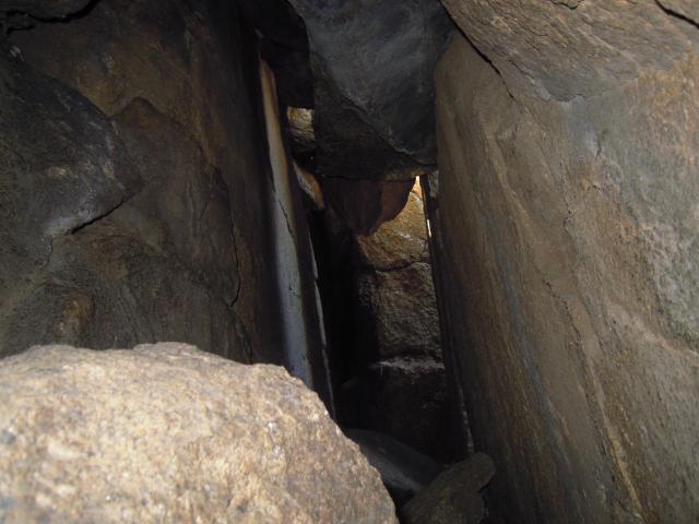 Cueva de Santo Domingo, fondo