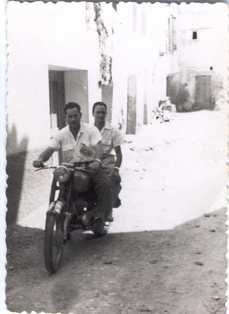 TOMAS Y LEANDRO EN MOTO MINSA AO 1959