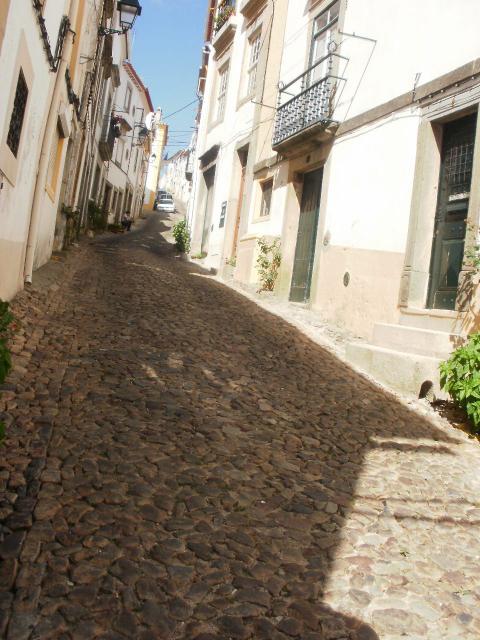 rua com pedras, em Castelo de Vide