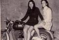 Raquel y Palmira posando en moto el año 1972