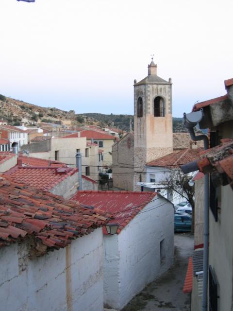 La torre de la iglesia entre las calles
