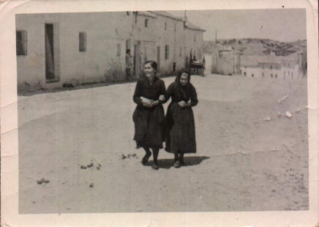 Tia y abuela en la calle caada, 1950
