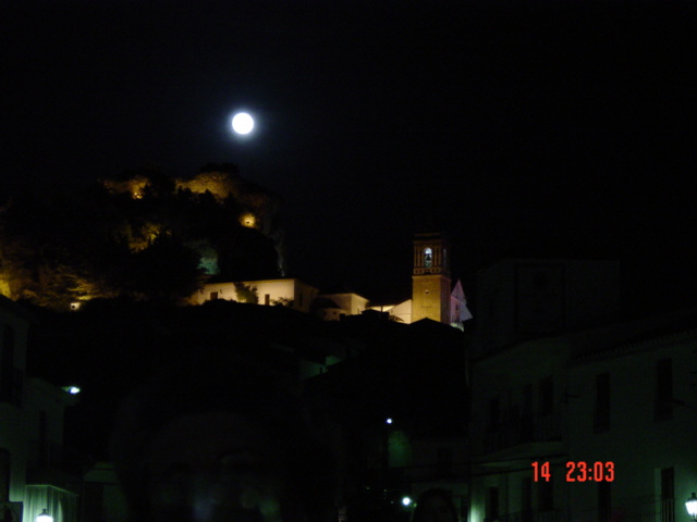 luna sobre castillo