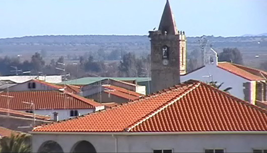 Vista de la torre y campanario
