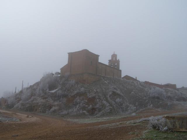 iglesia entre la niebla