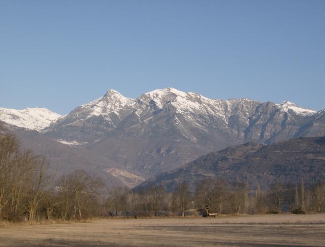 Picos nevados en valle Benasque