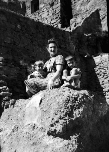Una cerverana con sus hijos , ao 1958