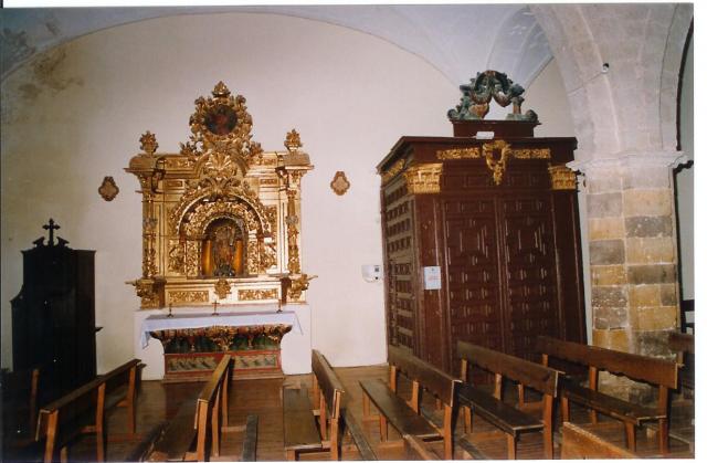 confesionario, altar y entrada interior