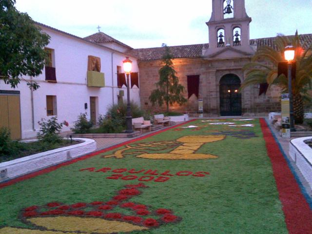 Plaza de la Iglesia engalanada para el Corpus