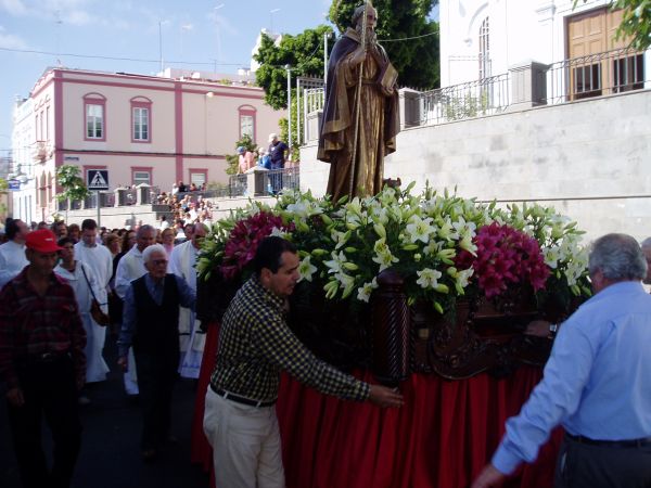 el santo en procesion por las calles