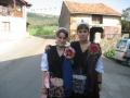 olaya y naiara vestidas de asturianas